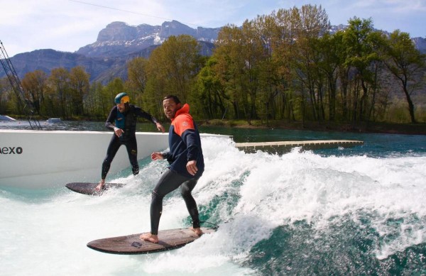 Faîtes du surf aux pieds des Alpes